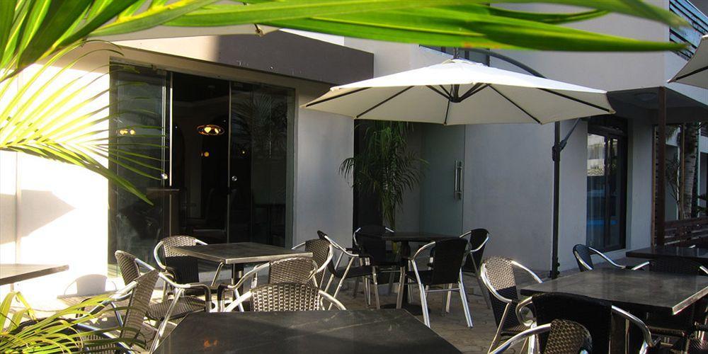West Palm Inn Flic en Flac Exterior foto