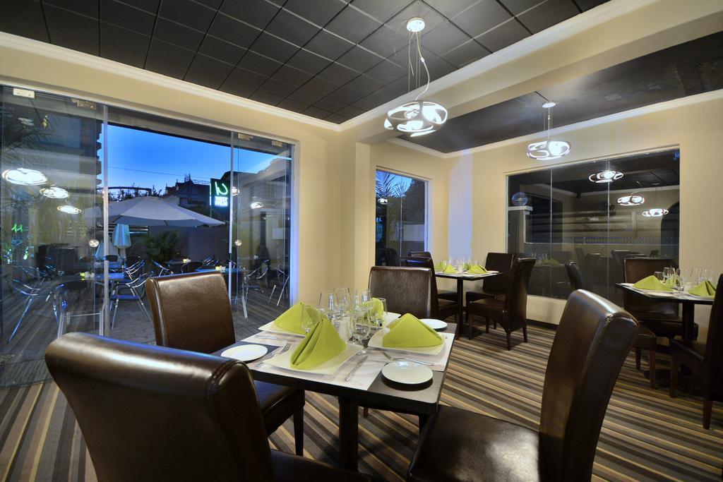 West Palm Inn Flic en Flac Exterior foto