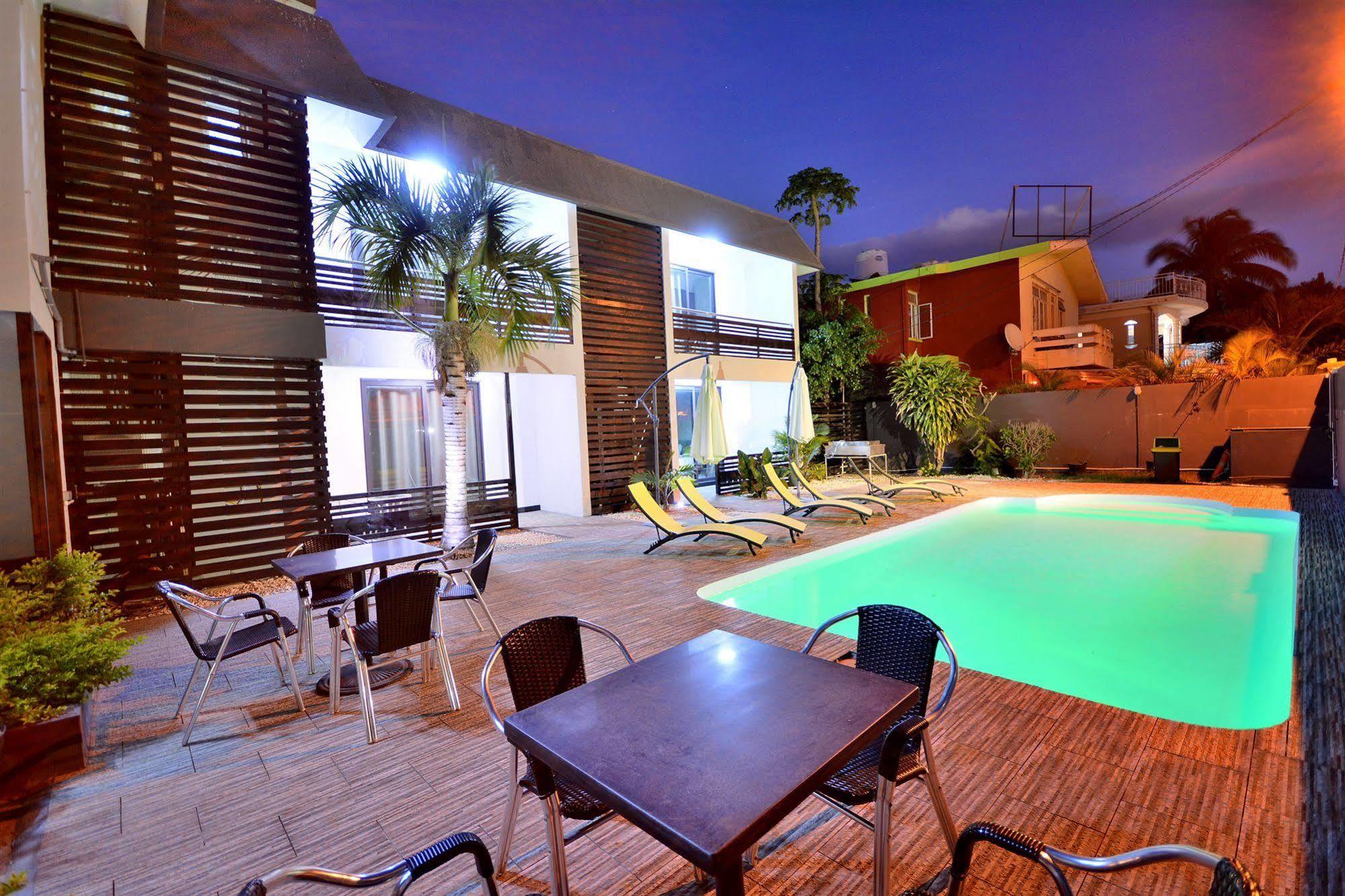 West Palm Inn Flic en Flac Exterior foto