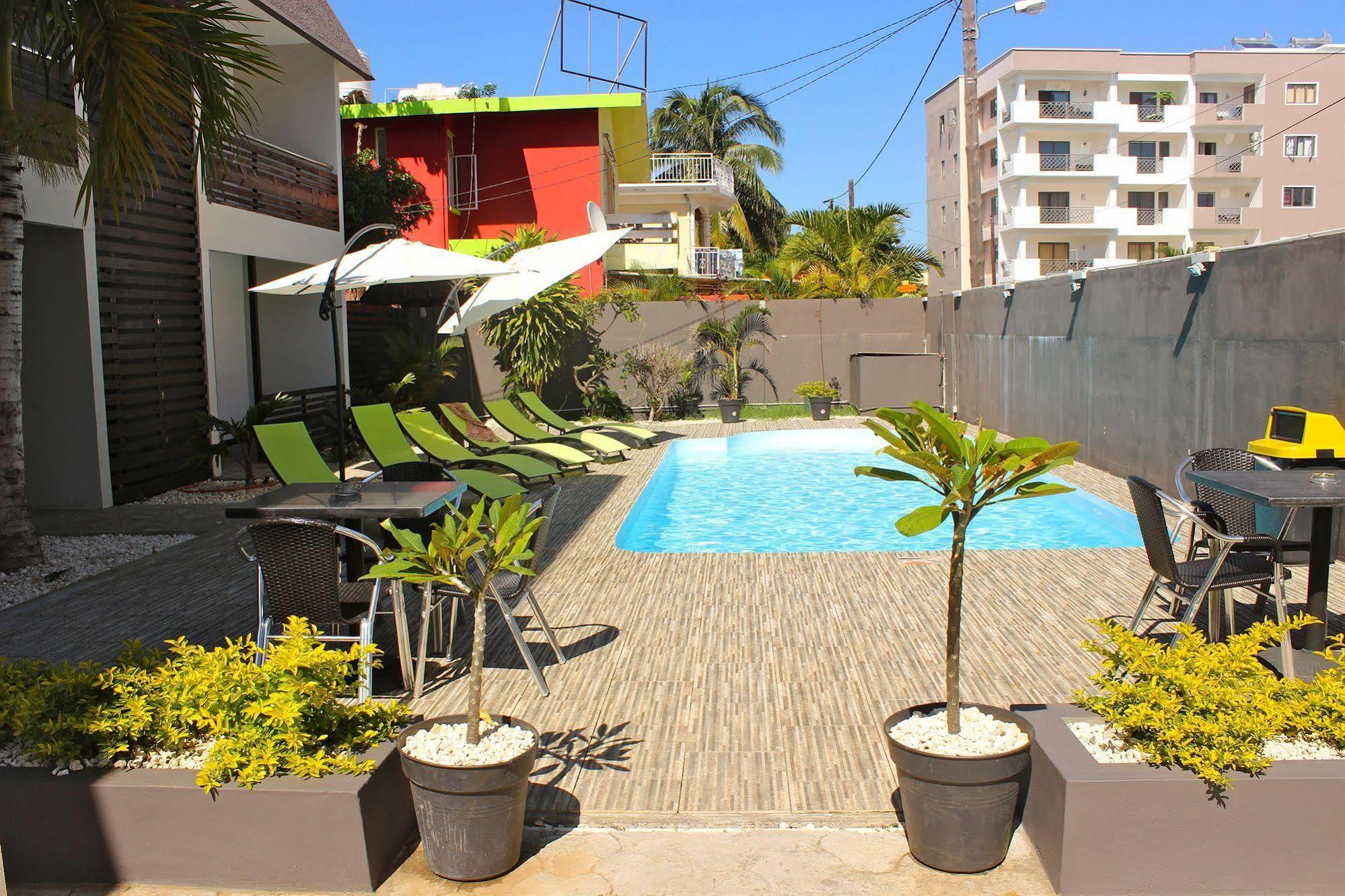 West Palm Inn Flic en Flac Exterior foto