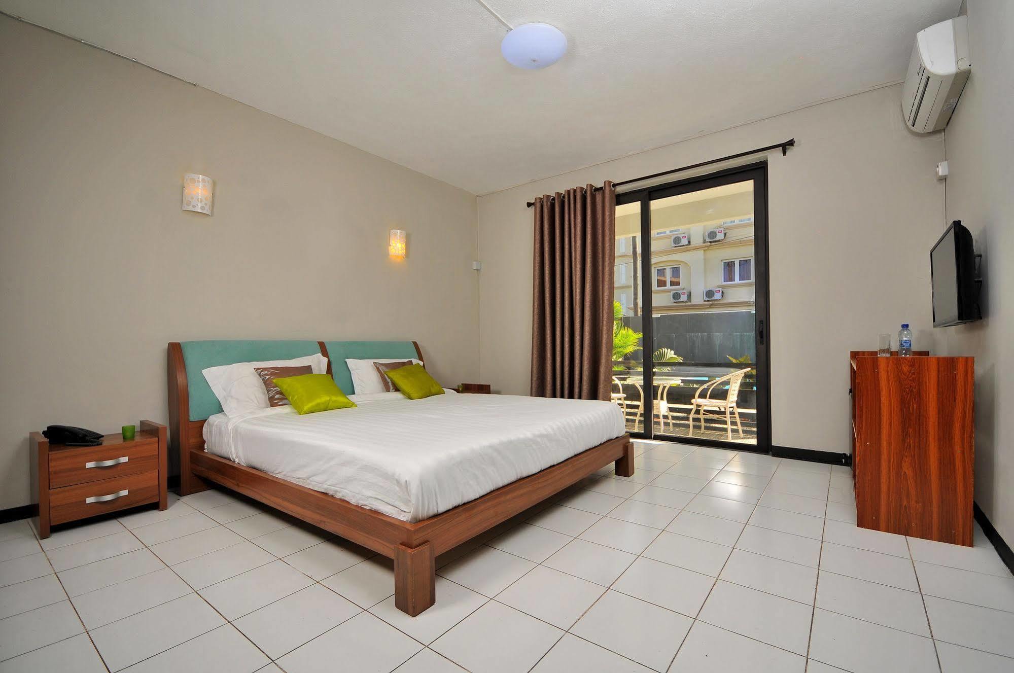 West Palm Inn Flic en Flac Exterior foto